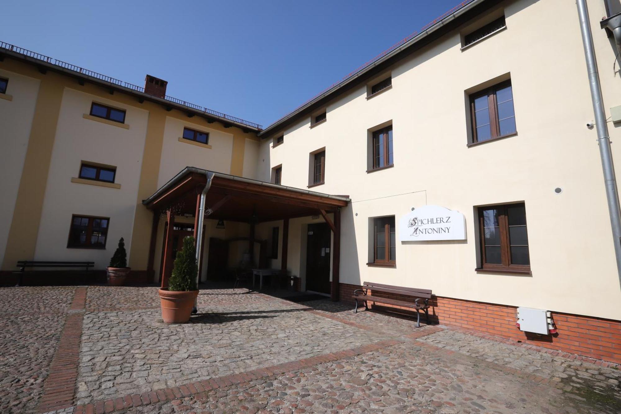 Hotel Sandro Silver & Spichlerz Antoniny Leszno  Exterior photo