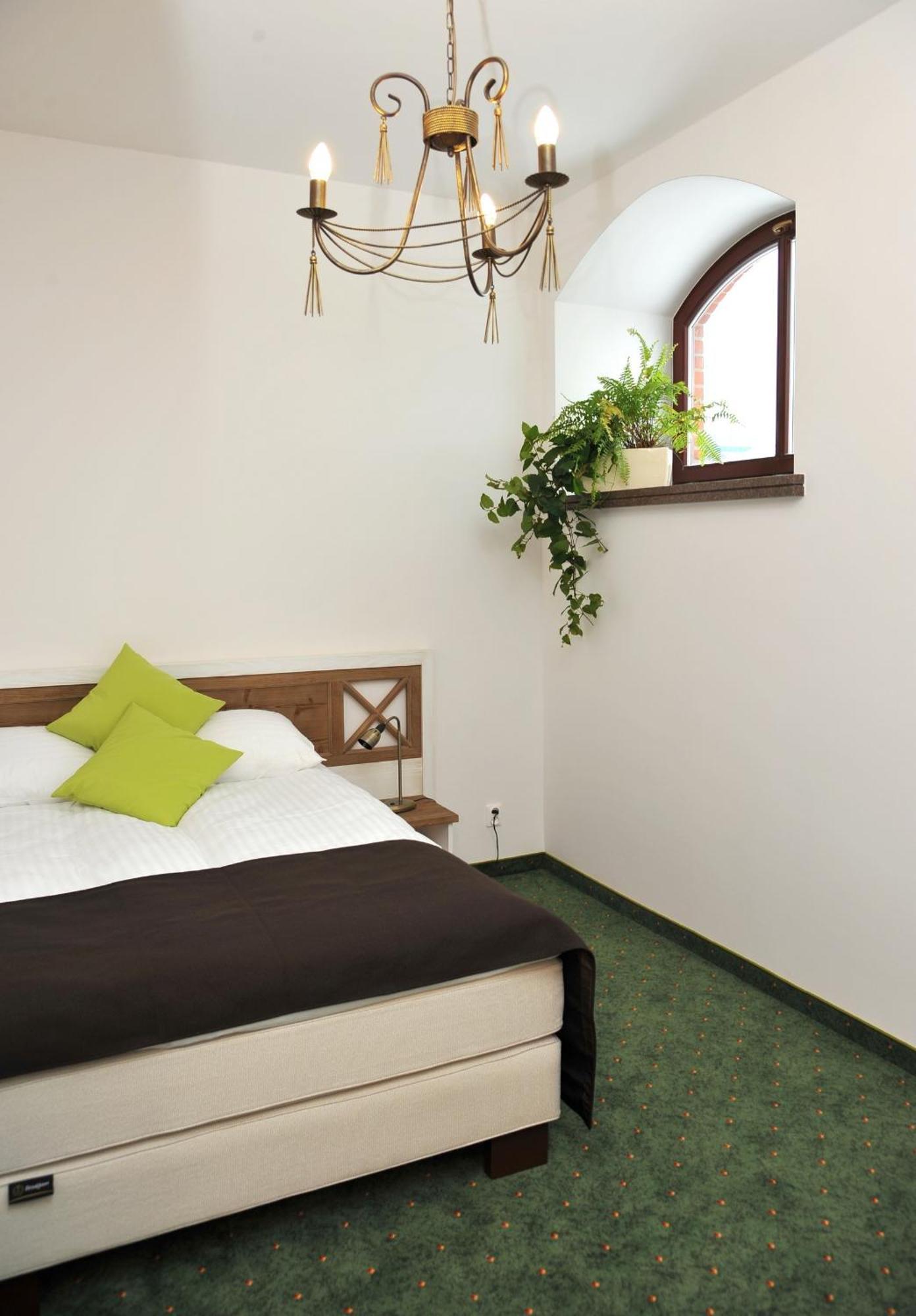 Hotel Sandro Silver & Spichlerz Antoniny Leszno  Exterior photo