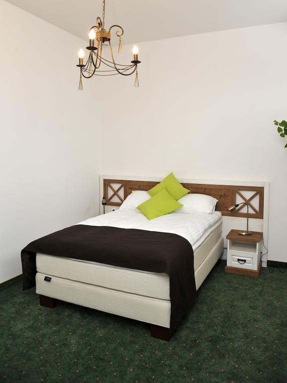 Hotel Sandro Silver & Spichlerz Antoniny Leszno  Room photo